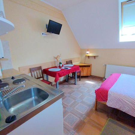 Burg Apartmanház Gyula Exterior foto