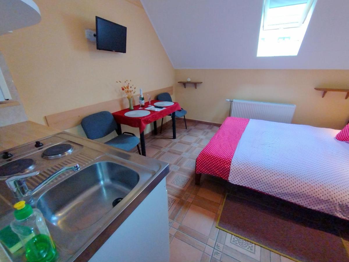 Burg Apartmanház Gyula Exterior foto