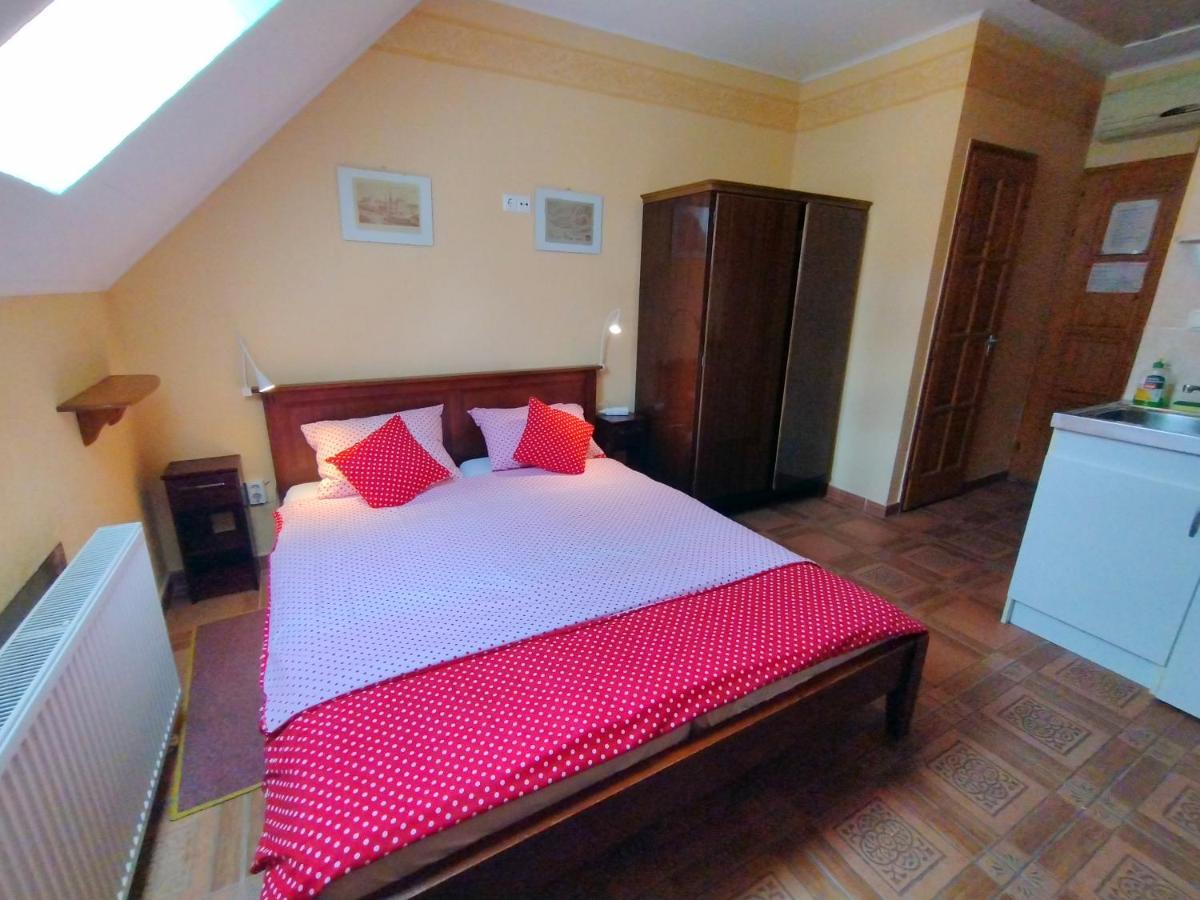 Burg Apartmanház Gyula Exterior foto