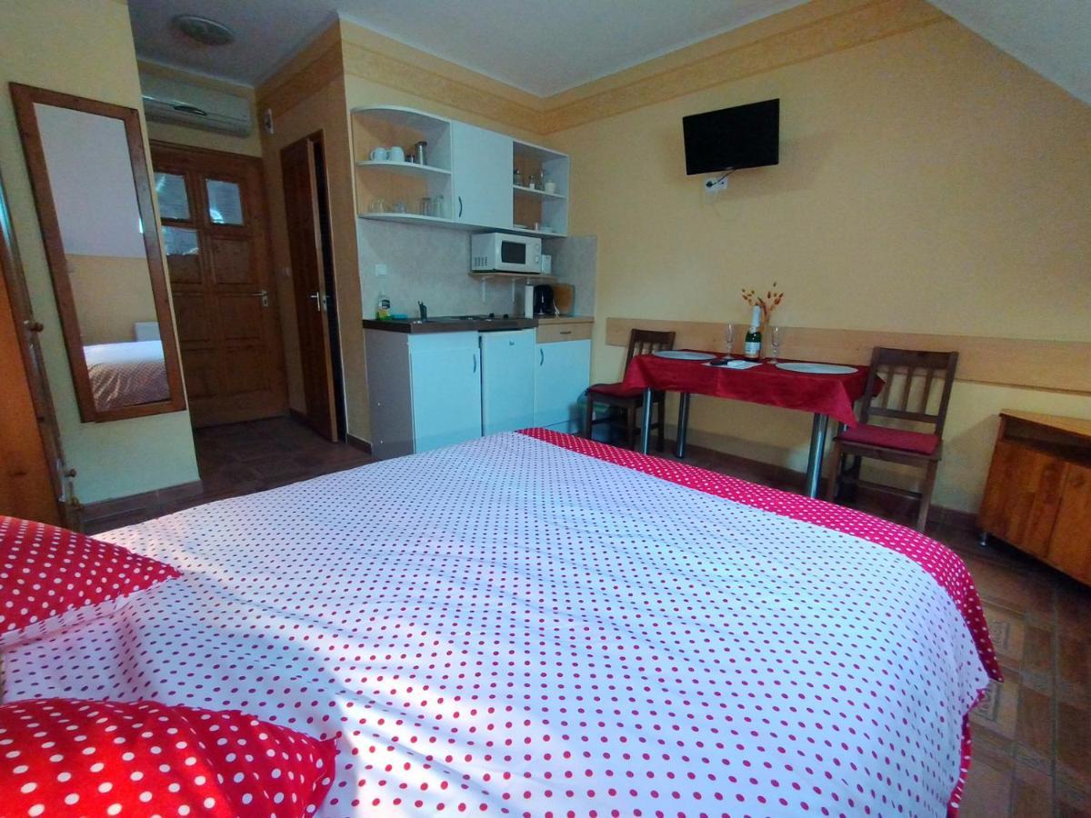 Burg Apartmanház Gyula Exterior foto