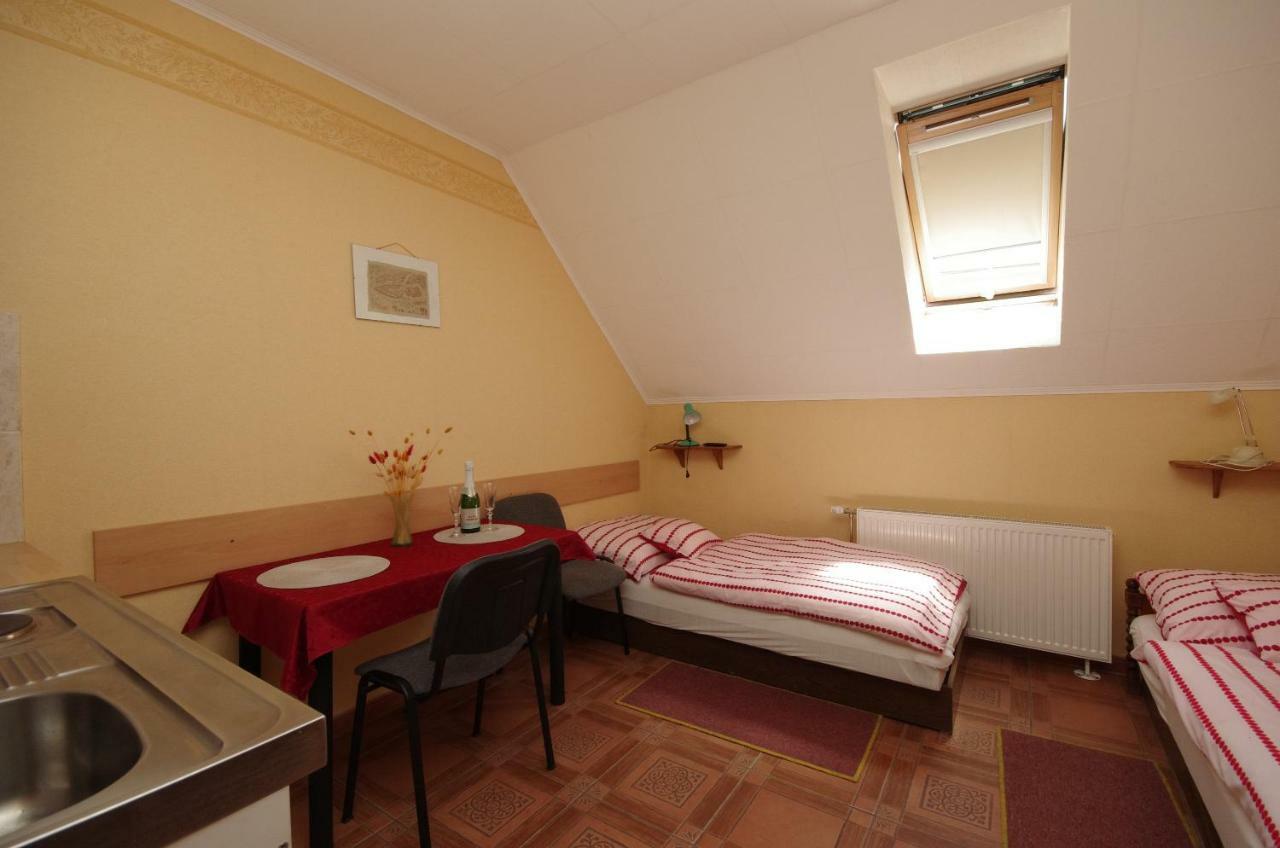 Burg Apartmanház Gyula Exterior foto